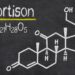 Auf einer Schiefertafel steht die chemische Formel von Cortison.