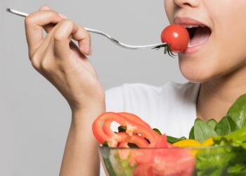 Junge Frau isst einen Salat