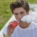Warum ist die Verwendung von E-Zigaretten bei Jugendlichen so beliebt? (Bild: Futografie/Stock.Adobe.com)