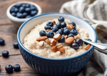 Eine Schüssel Porridge mit Blaubeeren und Mandeln