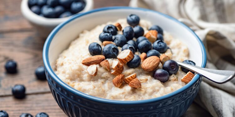 Eine Schüssel Porridge mit Blaubeeren und Mandeln