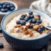 Eine Schüssel Porridge mit Blaubeeren und Mandeln