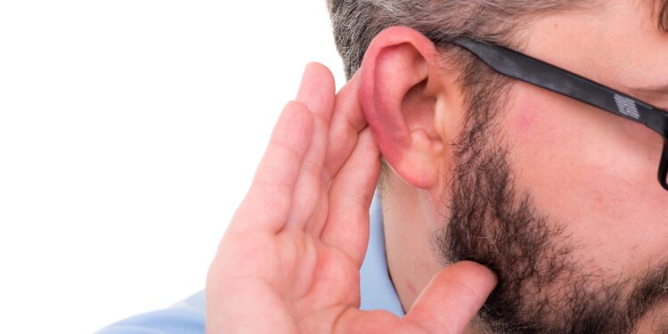Mann leidet unter Hörverlust.