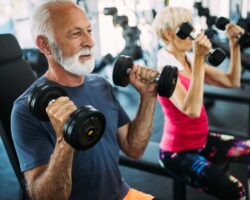 Älteres Paar beim Training im Fitnessstudio
