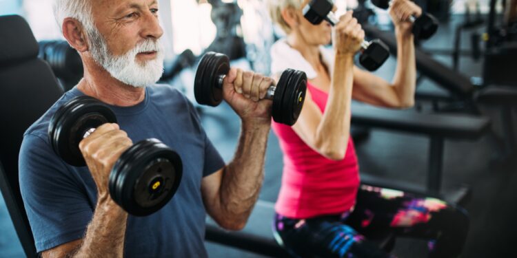 Älteres Paar beim Training im Fitnessstudio