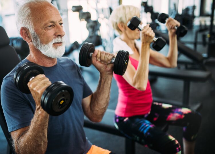 Älteres Paar beim Training im Fitnessstudio