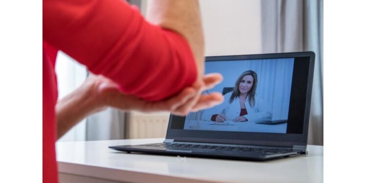 Eine Person spricht per Videotelefonie mit einer Ärztin.