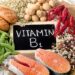 Eine Auswahl an Vitamin-B1-reichen Lebensmitteln um ein Schild mit der Aufschrift Vitamin B1