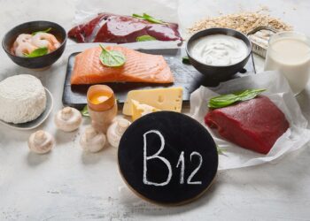 Eine Auswahl an Lebensmitteln, die reich an Vitamin B-12 sind.
