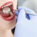 Zahnarzt untersucht die Zähne einer jungen Frau