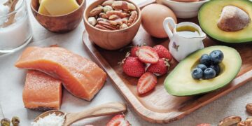 Bei einer ketogenen Ernährung wird weitgehend auf Kohlenhydrate verzichtet. Diese Diät soll die Häufigkeit von Epilepsie-Anfällen verringern. (Bild:  sewcream/stock.adobe.com)