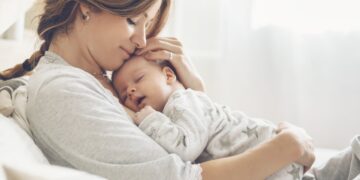 Wie ist die Lebenserwartung von Frauen mit dem Zeitpunkt der Geburt ihres letzten Kindes verbunden? (Bild: Alena Ozerova/Stock.Adobe.com)