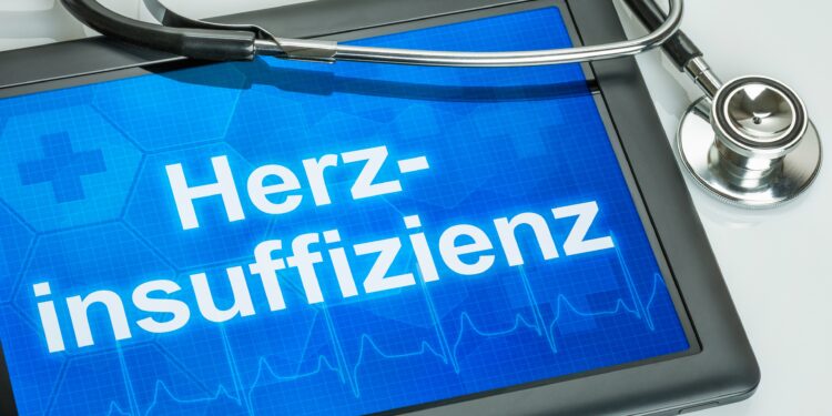 Tablet mit dem Text Herzinsuffizienz auf dem Display