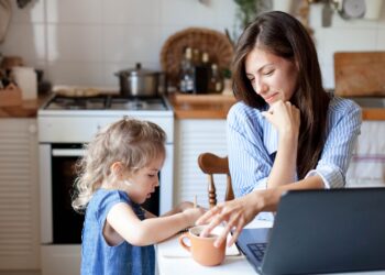 Mutter mit Kind in Home-Office