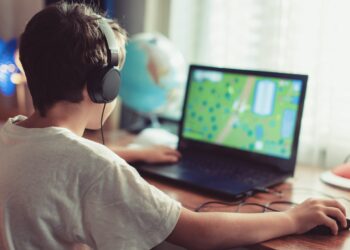 Machen Computerspiele Kinder anfälliger für psychische Probleme? (Bild: sakkmesterke/Stock.Adobe.com)