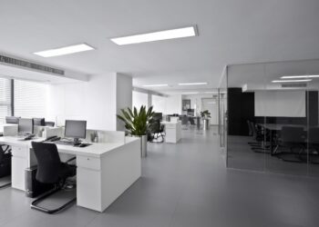 Ein modernes Büro mit künstlicher Beleuchtung.