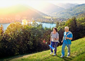 Älteres Paar beim Wandern auf einem Berg