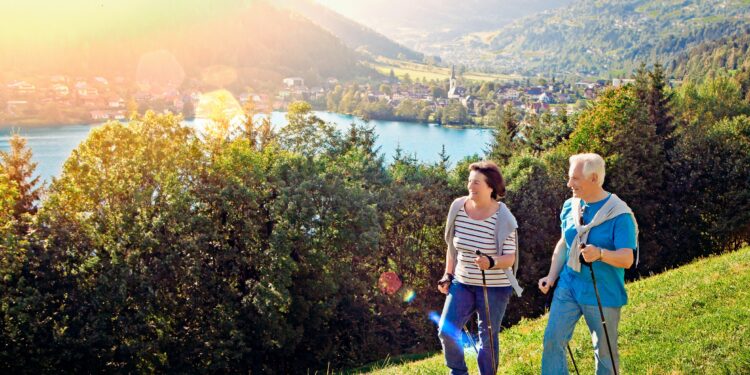 Älteres Paar beim Wandern auf einem Berg