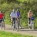 Vier ältere Personen beim Fahrradfahren in der Natur