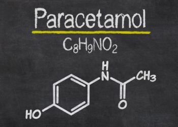 Auf einer Schiefertafel steht die chemische Formel von Paracetamol.