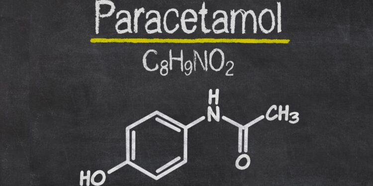 Auf einer Schiefertafel steht die chemische Formel von Paracetamol.