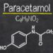 Auf einer Schiefertafel steht die chemische Formel von Paracetamol.