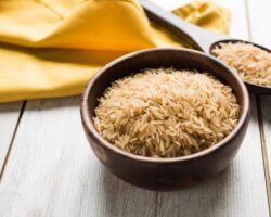 Eine Schüssel und ein Löffel gefüllt mit braunem Basmatireis