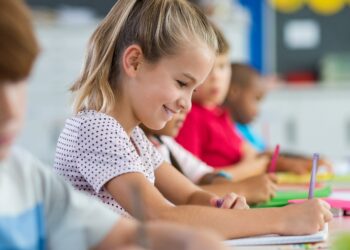 Warum ist es so wichtig, dass Kinder auch in der heutigen digitalen Zeit noch handschriftlich ausgebildet werden? (Bild: Rido/Stock.Adobe.com)