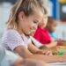 Warum ist es so wichtig, dass Kinder auch in der heutigen digitalen Zeit noch handschriftlich ausgebildet werden? (Bild: Rido/Stock.Adobe.com)