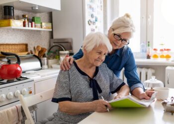 Weist die Kognition bereits früh im Leben darauf hin, wie unabhängig Menschen im Alter sein werden? (Bild: pikselstock/Stock.Adobe.com)