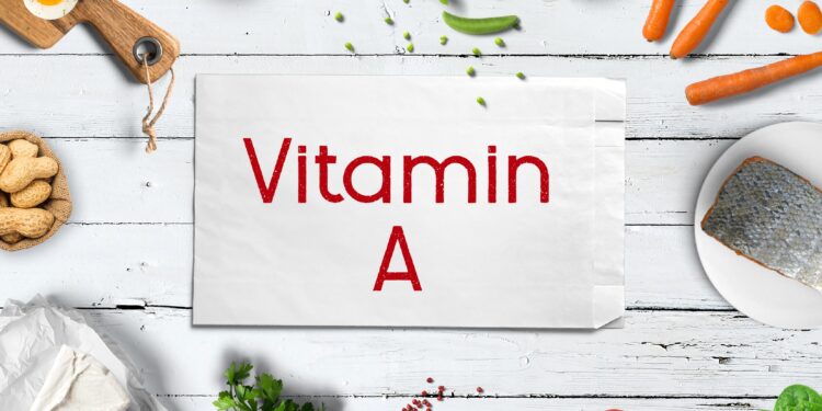 Vitamin A reiche Lebensmittel um einen Zettel mit der Aufschrift Vitamin A