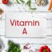 Vitamin A reiche Lebensmittel um einen Zettel mit der Aufschrift Vitamin A