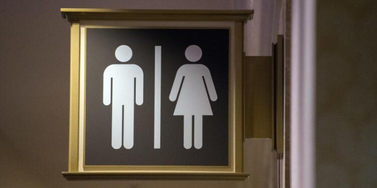 Ein Toilettenschild für Damen- und Herrentoiletten.