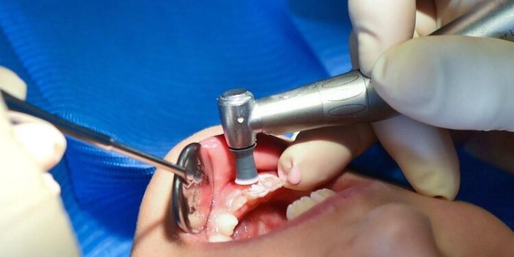 Ein Kind beim Zahnarzt.