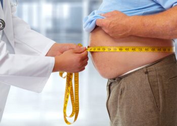 Erschwert das Alter wirklich Gewicht durch Änderungen des Lebensstils abzunehmen? (Bild: Kurhan/Stock.Adobe.com)