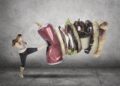 Grafische Darstellung einer übergewichtigen Frau, die mit einem Karate-Kick ungesunde Lebensmittel wegtritt.
