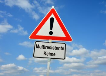 Ein Straßenverkehrsschild mit der Aufschrift Multiresistente Keime