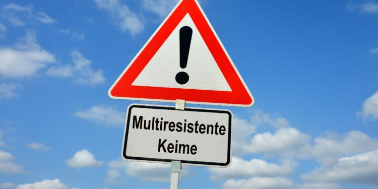 Ein Straßenverkehrsschild mit der Aufschrift Multiresistente Keime