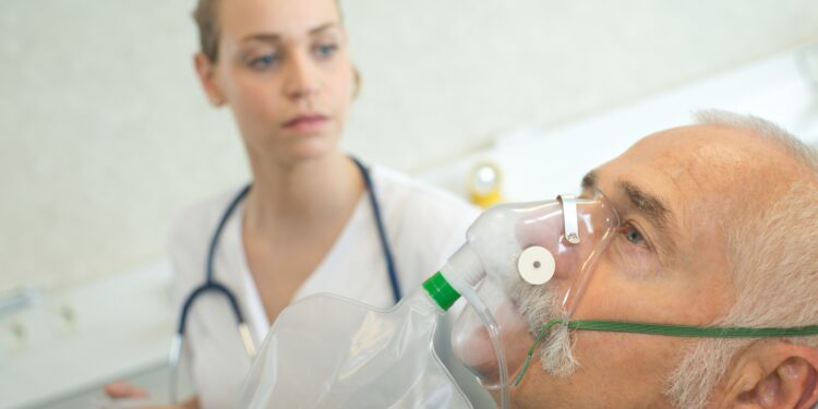 Nahaufnahme von Mann mit Atemmaske im Krankenhaus.