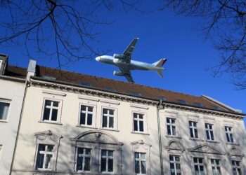 Ein Flugzeug über einem Wohnhaus