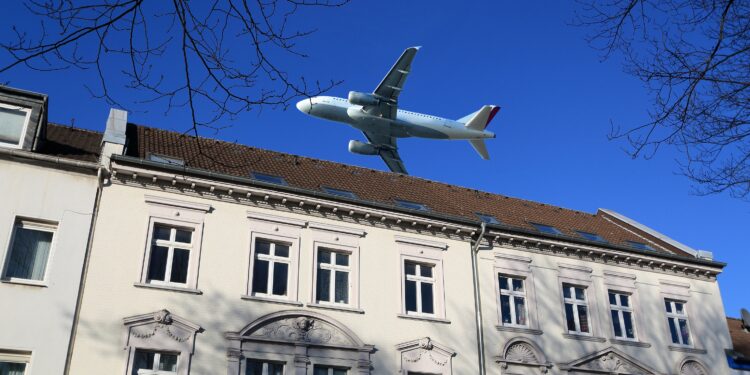 Ein Flugzeug über einem Wohnhaus