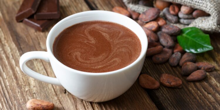 Eine Tasse Kakao steht auf einer hölzernen Oberfläche.
