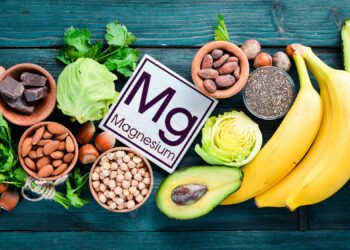Magnesiumreiche Lebensmittel um ein Schild mit der Aufschrift Mg Magnesium