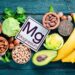 Magnesiumreiche Lebensmittel um ein Schild mit der Aufschrift Mg Magnesium