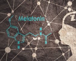 Die chemische Struktur von Melatonin neben dem Umriss eines menschlichen Kopfes.