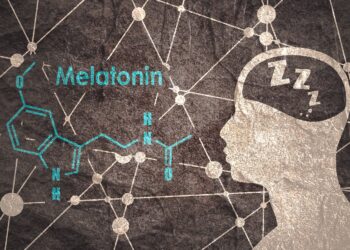 Die chemische Struktur von Melatonin neben dem Umriss eines menschlichen Kopfes.