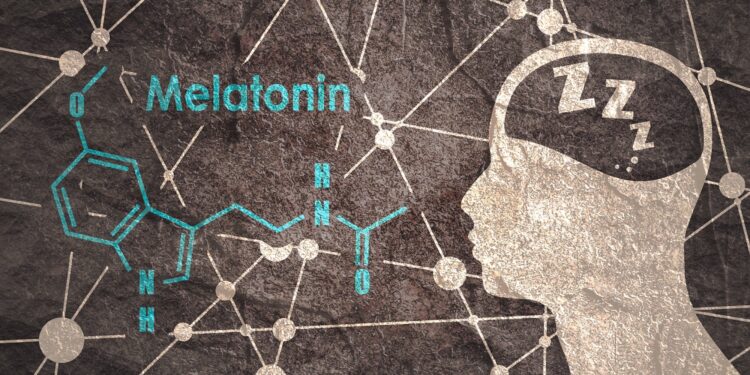 Die chemische Struktur von Melatonin neben dem Umriss eines menschlichen Kopfes.