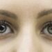 Das Augenpaar einer Frau. Die linke Pupille ist erweitert und die rechte zusammengezogen.