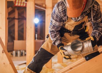 Ein Handwerker beim Bau einer Lüftungsanlage.