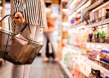 Frau mit Einkaufskorb im Supermarkt